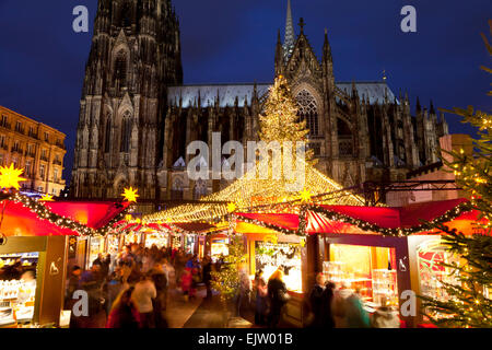 Il Mercatino di Natale sotto il duomo di Colonia, Colonia, Germania Foto Stock