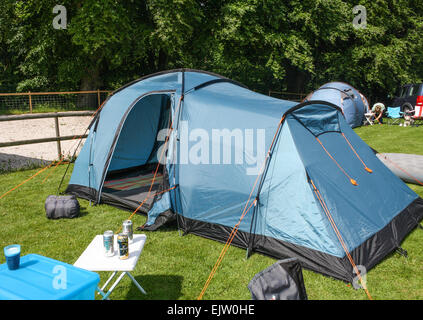 British campeggio, Lime Tree Park, duchi Dr, Buxton, Derbyshire, Regno Unito. La grande famiglia tenda con sportellino aperto al sole. Foto Stock