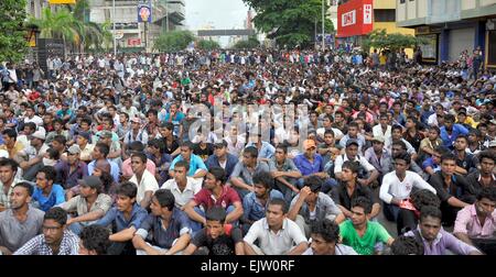 (150401) -- COLOMBO, 1 aprile 2015 (Xinhua) -- Gli studenti seduti ad aspettare la risposta ufficiale in Colombo, Sri Lanka, 31 marzo 2015. Il governo dello Sri Lanka sulla polizia Mercoledì ha lanciato un'indagine per i violenti scontri che è scoppiata tra enti locali gli studenti universitari e le forze di polizia su Martedì risultante in diverse lesioni. Centinaia di studenti universitari hanno protestato per le strade della capitale Colombo martedì invitando il nuovo governo a rispondere alle richieste per garantire diritti degli allievi i. (Xinhua/Gayan Sameera)(dh) Foto Stock