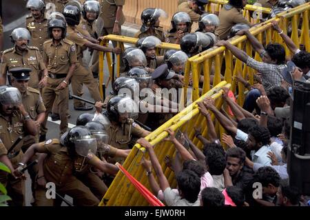 (150401) -- COLOMBO, 1 aprile 2015 (Xinhua) -- Gli studenti si scontrano con la polizia in Colombo, Sri Lanka, 31 marzo 2015. Il governo dello Sri Lanka sulla polizia Mercoledì ha lanciato un'indagine per i violenti scontri che è scoppiata tra enti locali gli studenti universitari e le forze di polizia su Martedì risultante in diverse lesioni. Centinaia di studenti universitari hanno protestato per le strade della capitale Colombo martedì invitando il nuovo governo a rispondere alle richieste per garantire diritti degli allievi i. (Xinhua/Gayan Sameera)(dh) Foto Stock