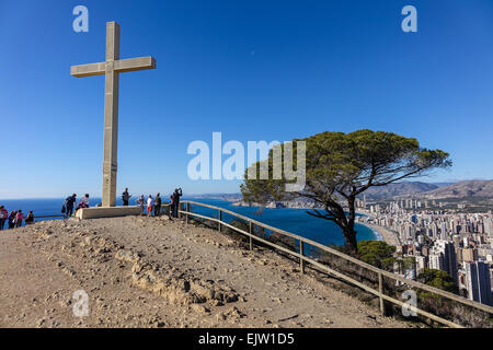 Benidorm croce, crocifisso sulla collina che si affaccia sulla città e playa Levante, città vecchia e Playa Poniente Foto Stock