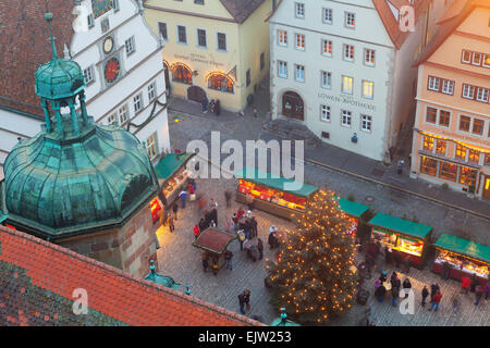 Panoramica del mercato di Natale, Rothenburg ob der Tauber, Germania Foto Stock