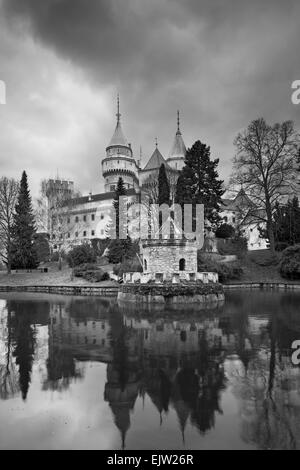 In bianco e nero del castello di Bojnice, situato nel cuore della Slovacchia, l'Europa. Foto Stock