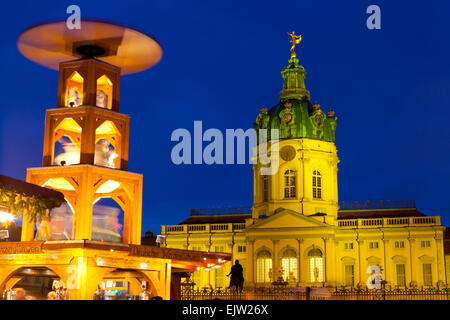 Mercatino di Natale di fronte il Palazzo di Charlottenburg, Berlino, Germania Foto Stock