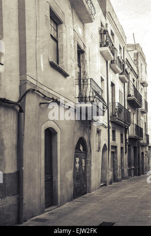 Vuoto stretta street view di Tarragona. Vintage stilizzata foto in bianco e nero di seppia tonico effetto del filtro e una vecchia foto del testo della carta Foto Stock