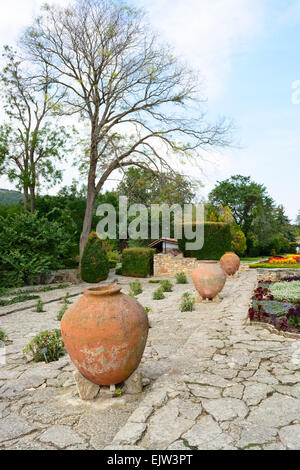 Antico e grande pentole di creta a Balchik Giardino Botanico, Bulgaria Foto Stock