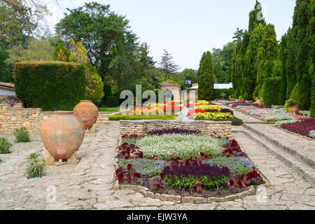 Antico e grande pentole di creta a Balchik Giardino Botanico, Bulgaria Foto Stock