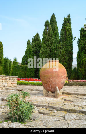 Antico e grande pentole di creta a Balchik Giardino Botanico, Bulgaria Foto Stock