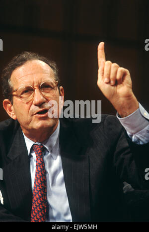 Il Direttore della CIA John Deutch testimonia in Congresso sull'Iraq il 19 settembre 1996 a Washington, DC. Foto Stock