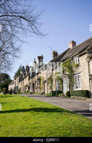 Cotswold Cottage fino Burford high street. Cotswolds, Inghilterra Foto Stock