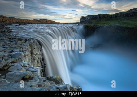 Cascata di Dettifoss, Vatnajökul N.P., Islanda. La più potente cascata in Europa. Foto scattata dalla sponda orientale al tramonto. Foto Stock