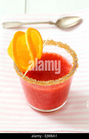 Frullato di fragola e rabboccato con lo zucchero di canna, la fetta di arancia, vista dall'alto Foto Stock