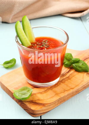 Vegetale sano frullato di pomodoro e succo di frutta, verticale Foto Stock