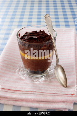 Dolce al cioccolato in vetro con cucchiaio, close up Foto Stock