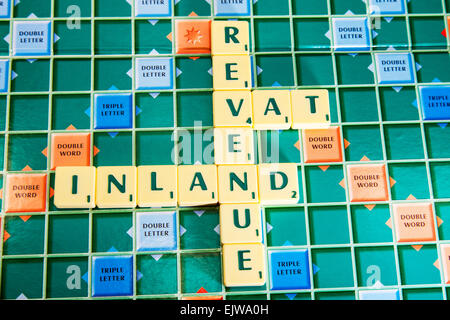 Agenzia delle entrate IVA HMRC fiscale raccolta parole usando piastrelle scrabble precisare Foto Stock