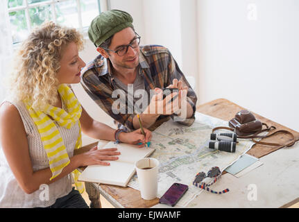 Giovane facendo piani per i viaggi Foto Stock