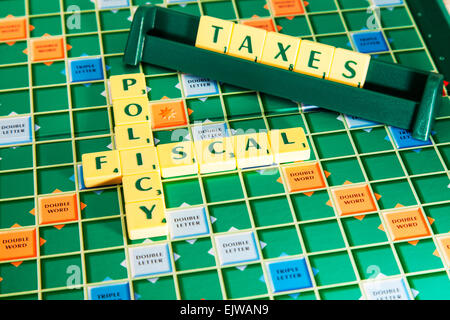 La politica fiscale economia elezioni governo parole utilizzando le piastrelle di scrabble per illustrare l'ortografia compitare Foto Stock