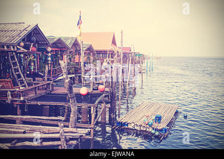 Retrò case stilizzato su acqua, insediamento Lanta Island, Thailandia. Foto Stock