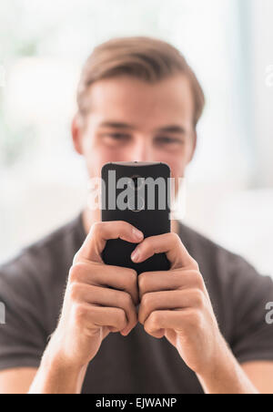 Close-up di uomo con il telefono cellulare Foto Stock