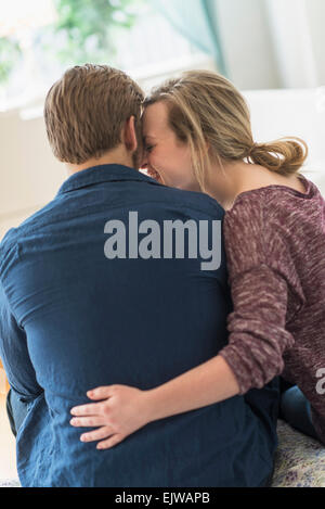 Vista posteriore della coppia giovane costeggiata Foto Stock
