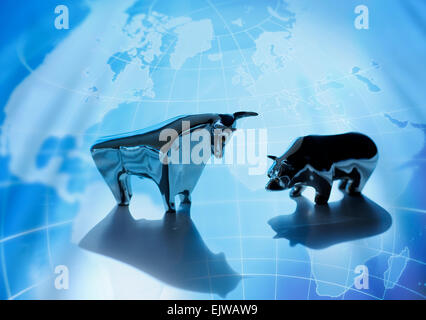 Close up di statuine di bull e recare sulla mappa del mondo Foto Stock