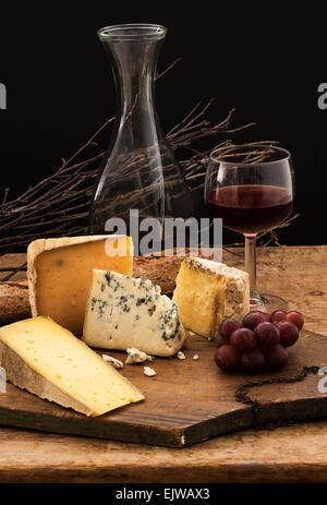 Ancora vita con formaggio e vino rosso sul tavolo di legno, studio shot Foto Stock