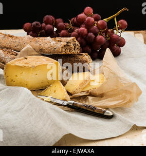 Natura morta con uva e formaggio e le fette di pane sul tavolo di legno, studio shot Foto Stock