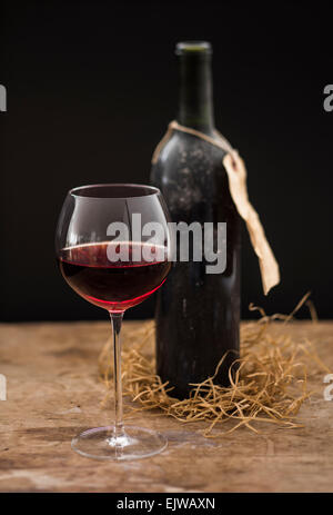 Ancora in vita con vino rosso e vetro bottiglia sul tavolo di legno, studio shot Foto Stock
