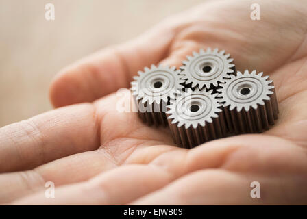 Stretta di mano d'uomo azienda denti di metallo Foto Stock