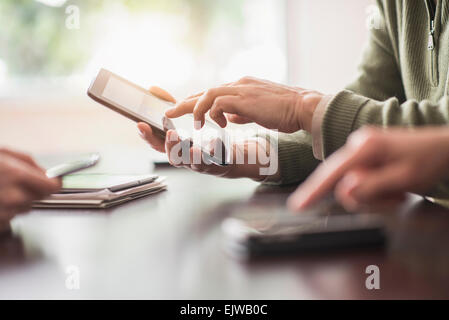 Close up delle mani dell uomo e della donna che lavorano con i dispositivi elettronici Foto Stock