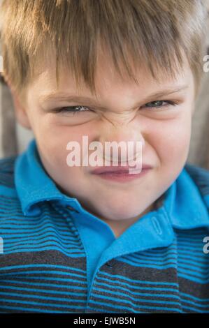 Ritratto di frustrati ragazzo (6-7) Foto Stock