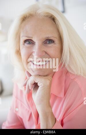 Ritratto di bionda donna senior Foto Stock