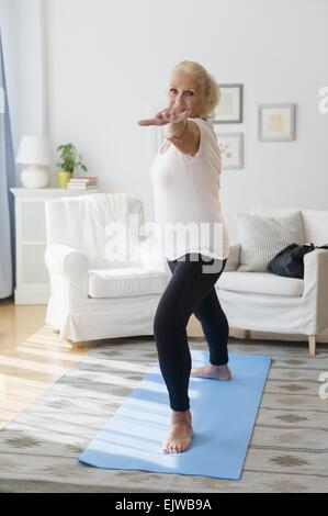Ritratto di donna senior fare yoga Foto Stock