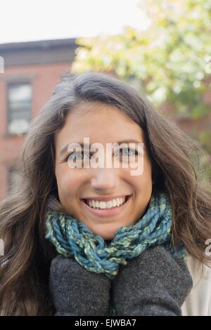 Stati Uniti d'America, nello Stato di New York, New York, Brooklyn, Ritratto di giovane donna in autunno Foto Stock