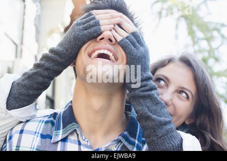 Stati Uniti d'America, nello Stato di New York, New York, Brooklyn, giovane donna che copre il suo fidanzato agli occhi Foto Stock