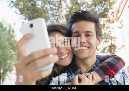 Stati Uniti d'America, nello Stato di New York, New York, Brooklyn, coppia giovane tenendo selfie Foto Stock