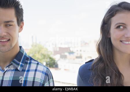 Stati Uniti d'America, nello Stato di New York, New York, Brooklyn, giovane coppia in cerca di traverso Foto Stock