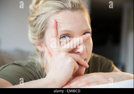 Donna con la mano sul suo viso Foto Stock