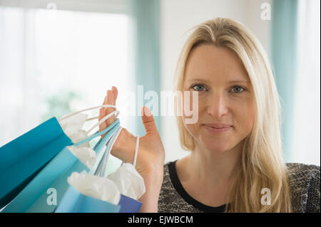 Donna che mantiene le borse della spesa Foto Stock