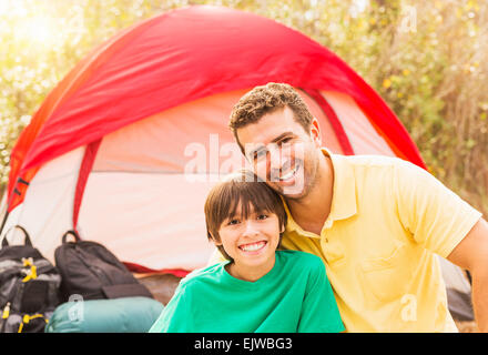 Stati Uniti d'America, Florida, Giove, Ritratto di padre e figlio (12-13) camping Foto Stock