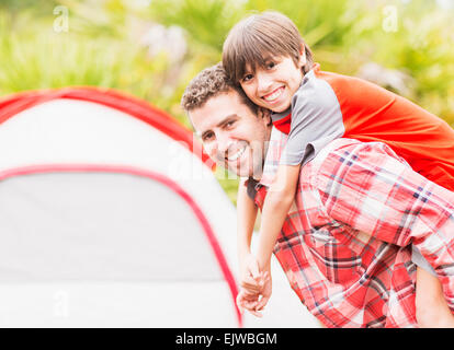 Stati Uniti d'America, Florida, Giove padre e figlio (12-13) piggy back Foto Stock