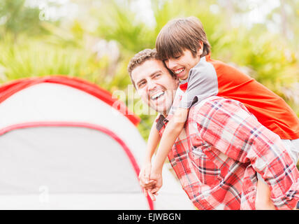 Stati Uniti d'America, Florida, Giove padre e figlio (12-13) piggy back Foto Stock