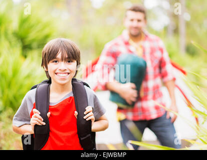 Stati Uniti d'America, Florida, Giove, ritratto del ragazzo (12-13) in foresta con suo padre in background Foto Stock