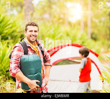 Stati Uniti d'America, Florida, Giove, ritratto dell uomo nella foresta con suo figlio (12-13) in background Foto Stock