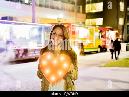 Stati Uniti d'America, Florida, Giove, donna di fronte all edificio e cibo carrello azienda cuore illuminato Foto Stock