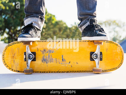 Stati Uniti d'America, Florida, West Palm Beach, uomo skateboarding in skatepark Foto Stock