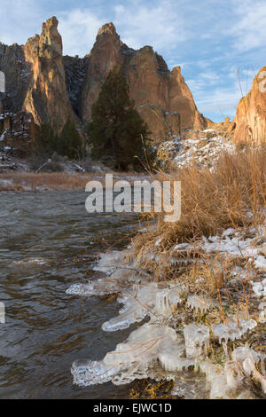 Stati Uniti d'America, Oregon, Smith Rock State Park, il fiume e la formazione di roccia in inverno Foto Stock