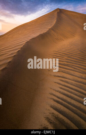 Stati Uniti d'America, Oregon, Valle di Natale dune, visualizzare od duna di sabbia al tramonto Foto Stock