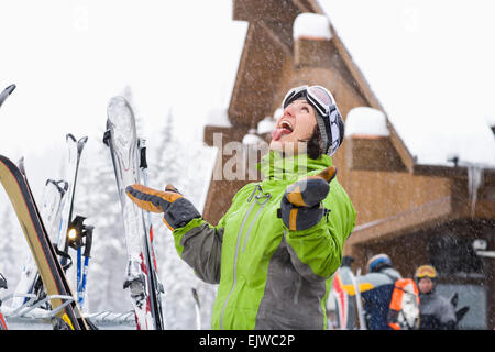 Stati Uniti d'America, Montana, coregone, ritratto di donna godendo di neve Foto Stock