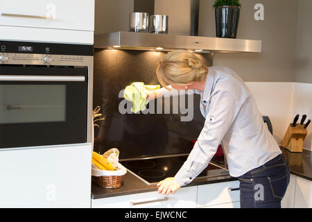 Metà donna adulta cucina di pulizia Foto Stock